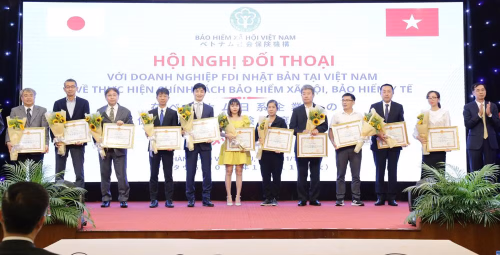 12 DN Nhật Bản đầu tư tại Việt Nam được tặng Bằng khen của BHXH Việt Nam.