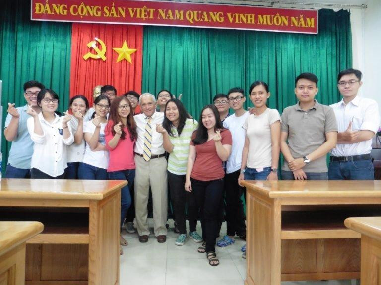 Giáo sư Peter Singer cùng sinh viên trường đại học Tân Tạo.