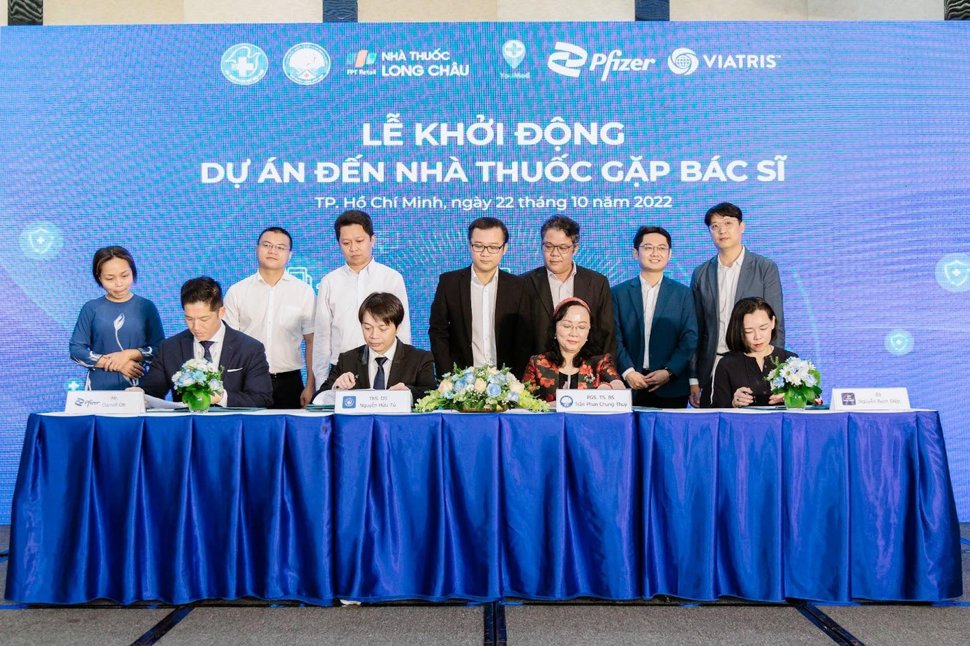 Đại diện chuỗi nhà thuốc FPT Long Châu, Hội Thầy thuốc trẻ Việt Nam và Hội Tai Mũi Họng Việt Nam ký kết khởi động dự án “Đến nhà thuốc, gặp bác sĩ".