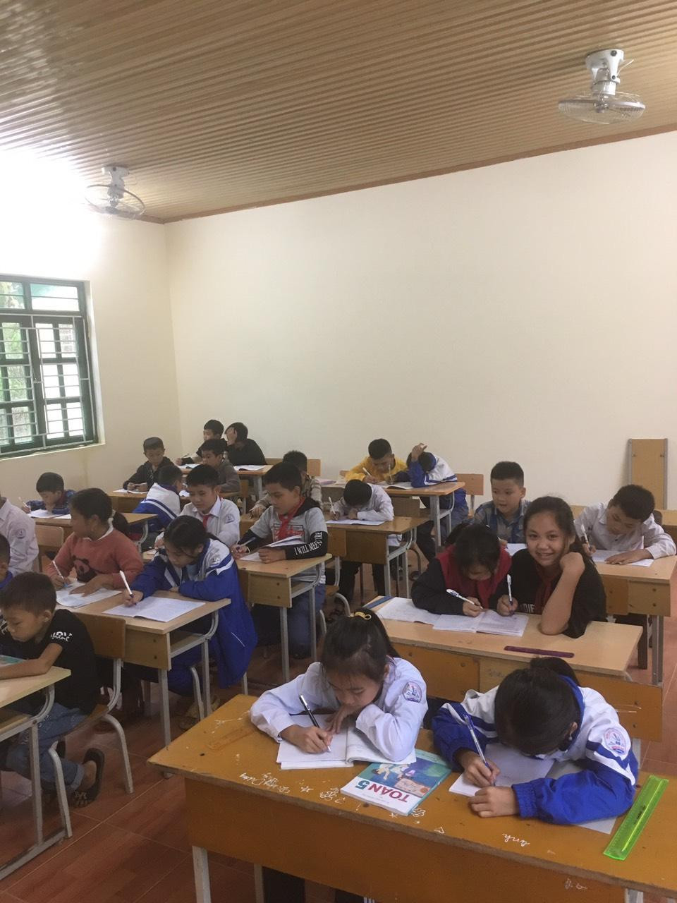 Niềm hạnh phúc của các em học sinh khi được học tập tại ngôi trường mới