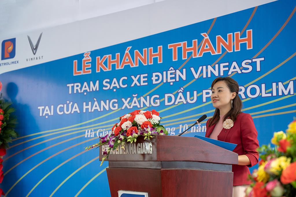 Bà Đoàn Thị Hà - Phó Giám đốc Trung tâm Phát triển Trạm sạc và Dịch vụ Xe điện VinFast phát biểu tại lễ khánh thành. Bà Đoàn Thị Hà - Phó Giám đốc Trung tâm Phát triển Trạm sạc và Dịch vụ Xe điện VinFast phát biểu tại lễ khánh thành.