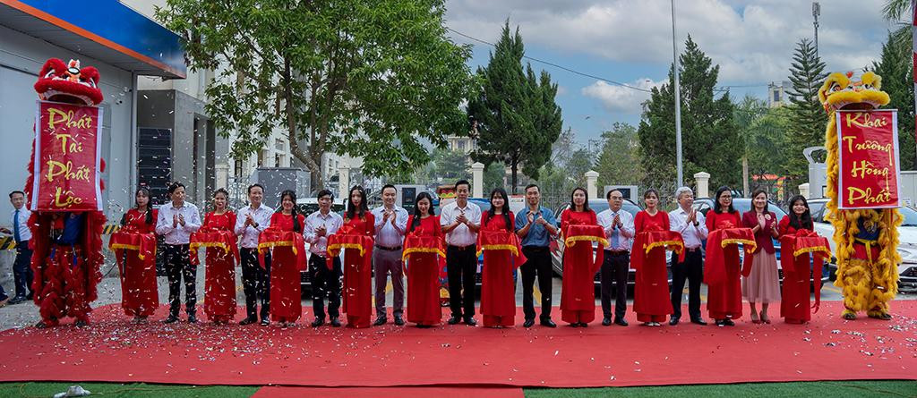 Lãnh đạo tỉnh Hà Giang, Tập đoàn Xăng dầu Việt Nam và Công ty VinFast cắt băng khánh thành trạm sạc tại tỉnh Hà Giang. Lãnh đạo tỉnh Hà Giang, Tập đoàn Xăng dầu Việt Nam và Công ty VinFast cắt băng khánh thành trạm sạc tại tỉnh Hà Giang.