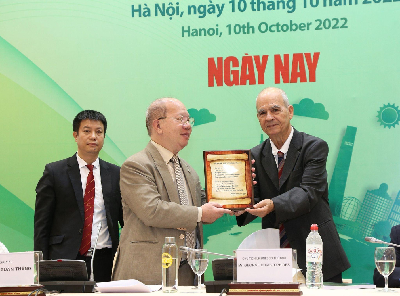 Ông Nguyễn Xuân Thắng - Chủ tịch Liên hiệp các Hội UNESCO Việt Nam (VFUA) trao đổi cùng ông Geogre Christophides, Chủ tịch Danh dự của Liên hiệp các hội UNESCO Thế giới (WFUCA) và các đại biểu.