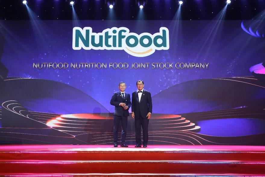 Nutifood lập “cú đúp” giải thưởng tại lễ trao giải APEA 2022.