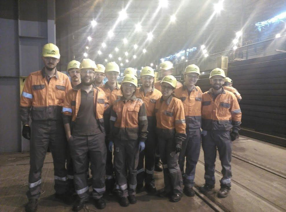 Chị Tần (đứng giữa hàng đầu) cùng các Kỹ sư tài năng tại Tập đoàn Thép Arcelormittal. Ảnh: PV.