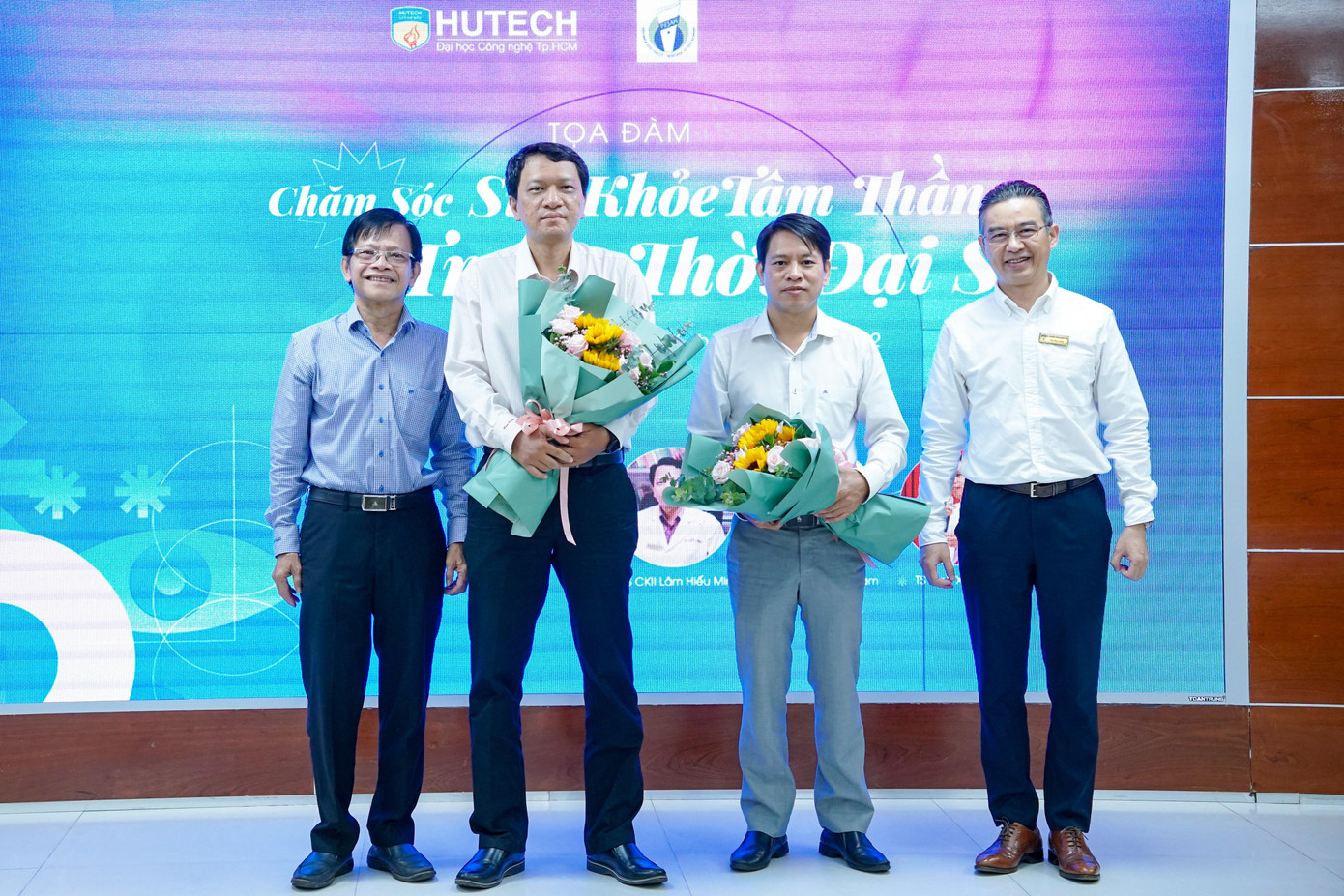 BS.CKII. Lâm Hiếu Minh (thứ hai từ trái sang) và TS. Ngô Xuân Điệp (thứ ba từ trái sang) - hai trong số các khách mời trao đổi tại tọa đàm BS.CKII. Lâm Hiếu Minh (thứ hai từ trái sang) và TS. Ngô Xuân Điệp (thứ ba từ trái sang) - hai trong số các khách mời trao đổi tại tọa đàm