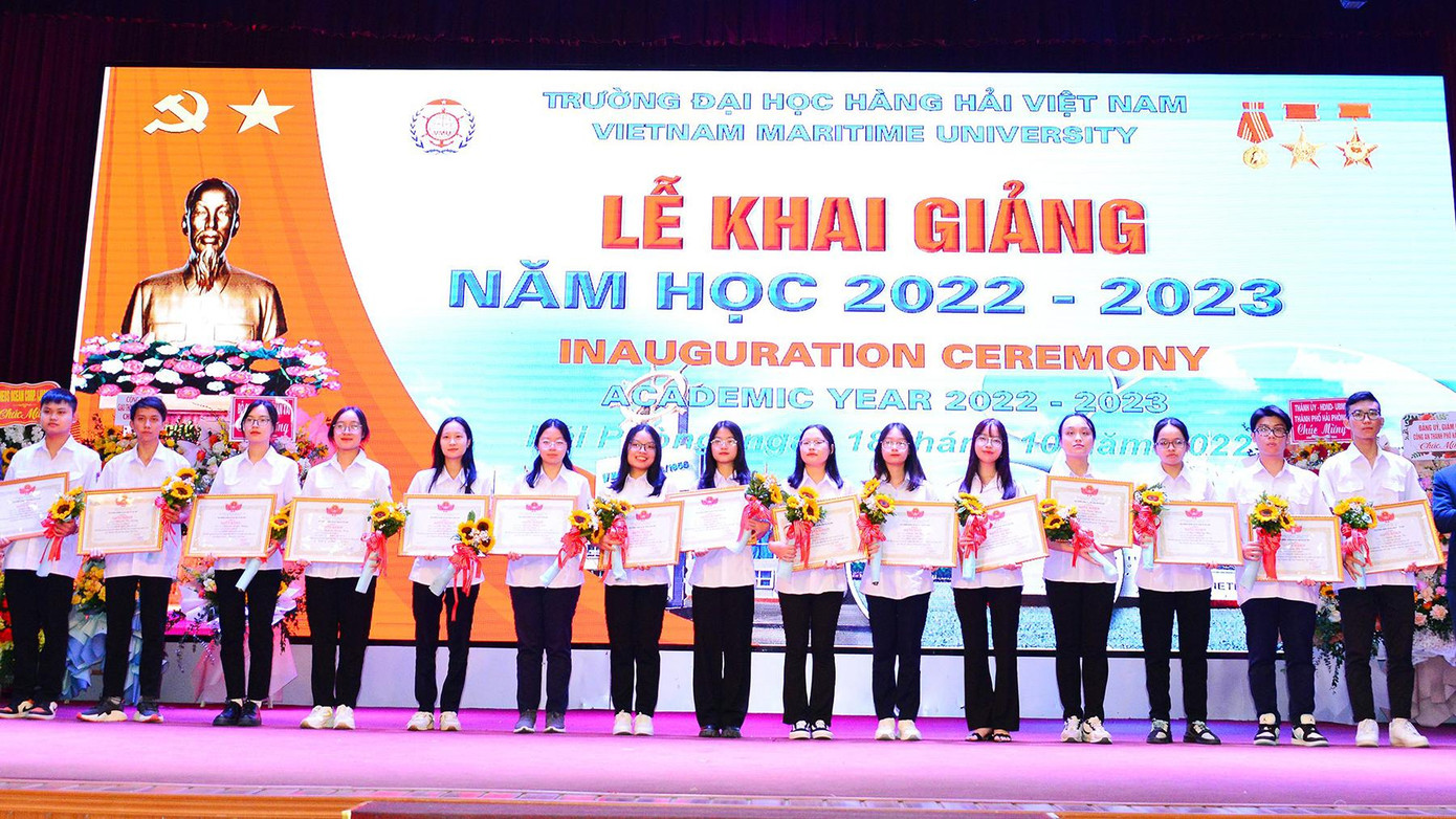 Nhân dịp khai giảng năm học mới, Đại học Hàng hải Việt Nam biểu dương, khen thưởng thủ khoa đầu vào và 14 tân sinh viên có kết quả thi cao trong năm 2022