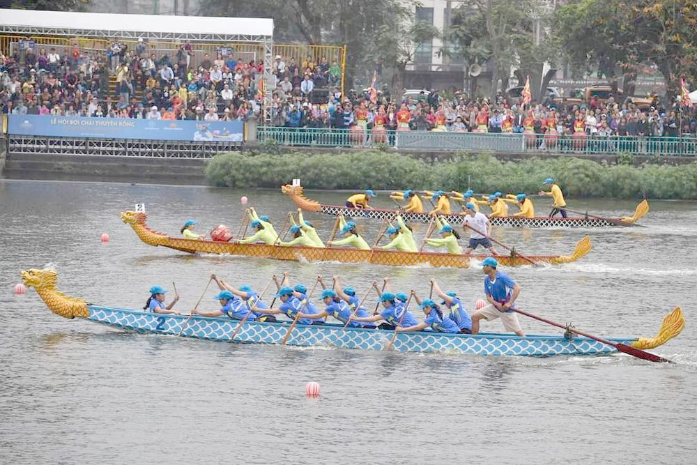 Các vận động viên tranh tài tại Giải Bơi chải thuyền rồng Hà Nội mở rộng các năm trước. Các vận động viên tranh tài tại Giải Bơi chải thuyền rồng Hà Nội mở rộng các năm trước.