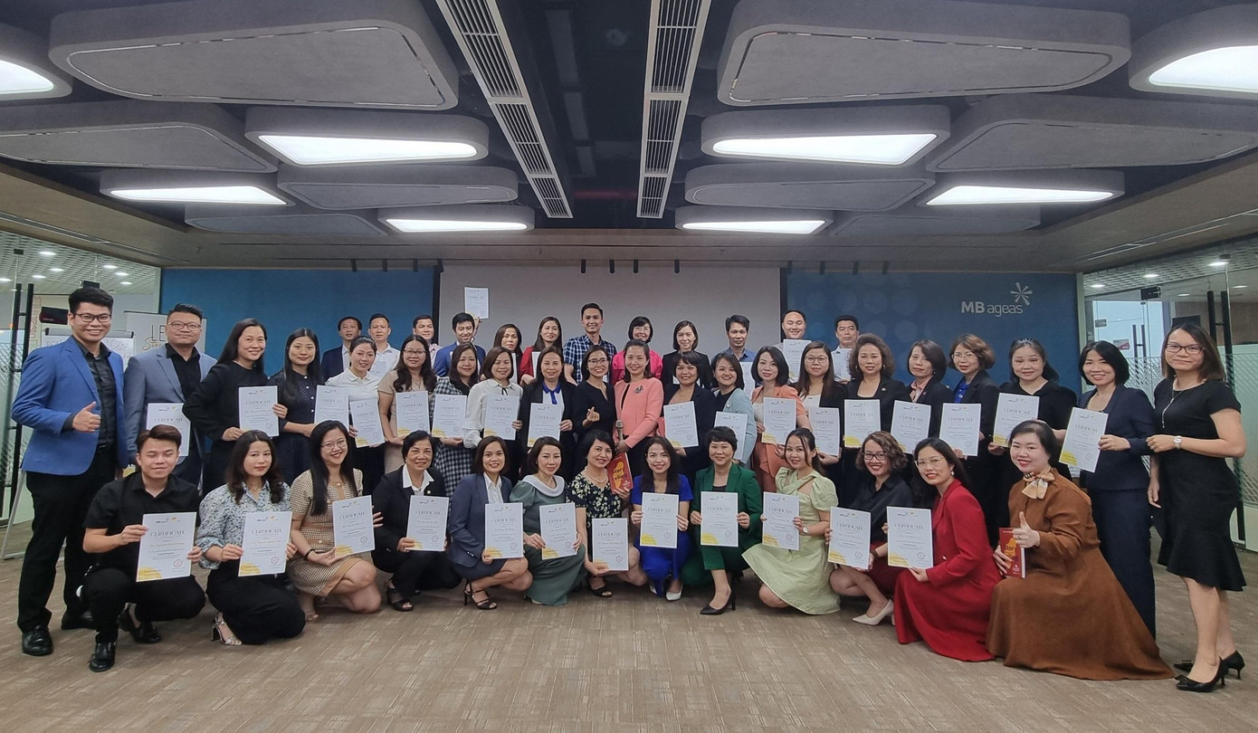 Cán bộ nhân viên ngân hàng tư vấn, chào bán bảo hiểm được đào tạo các kiến thức cần thiết về bảo hiểm và được trao chứng chỉ đại lý bảo hiểm.