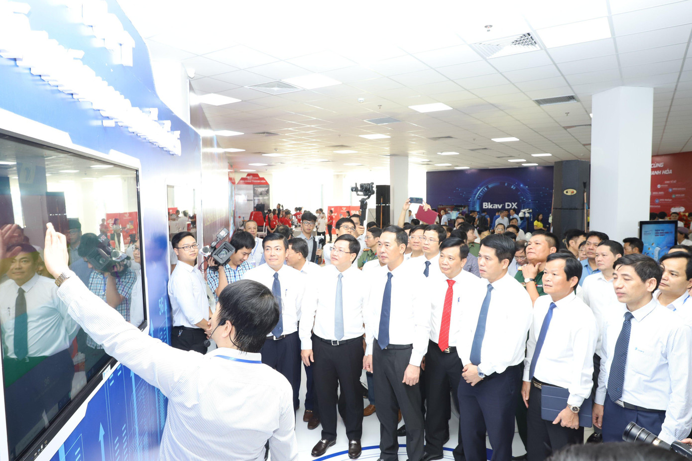 Các đại biểu nghe giới thiệu các sản phẩm, mô hình Chuyển đổi số tại triển lãm