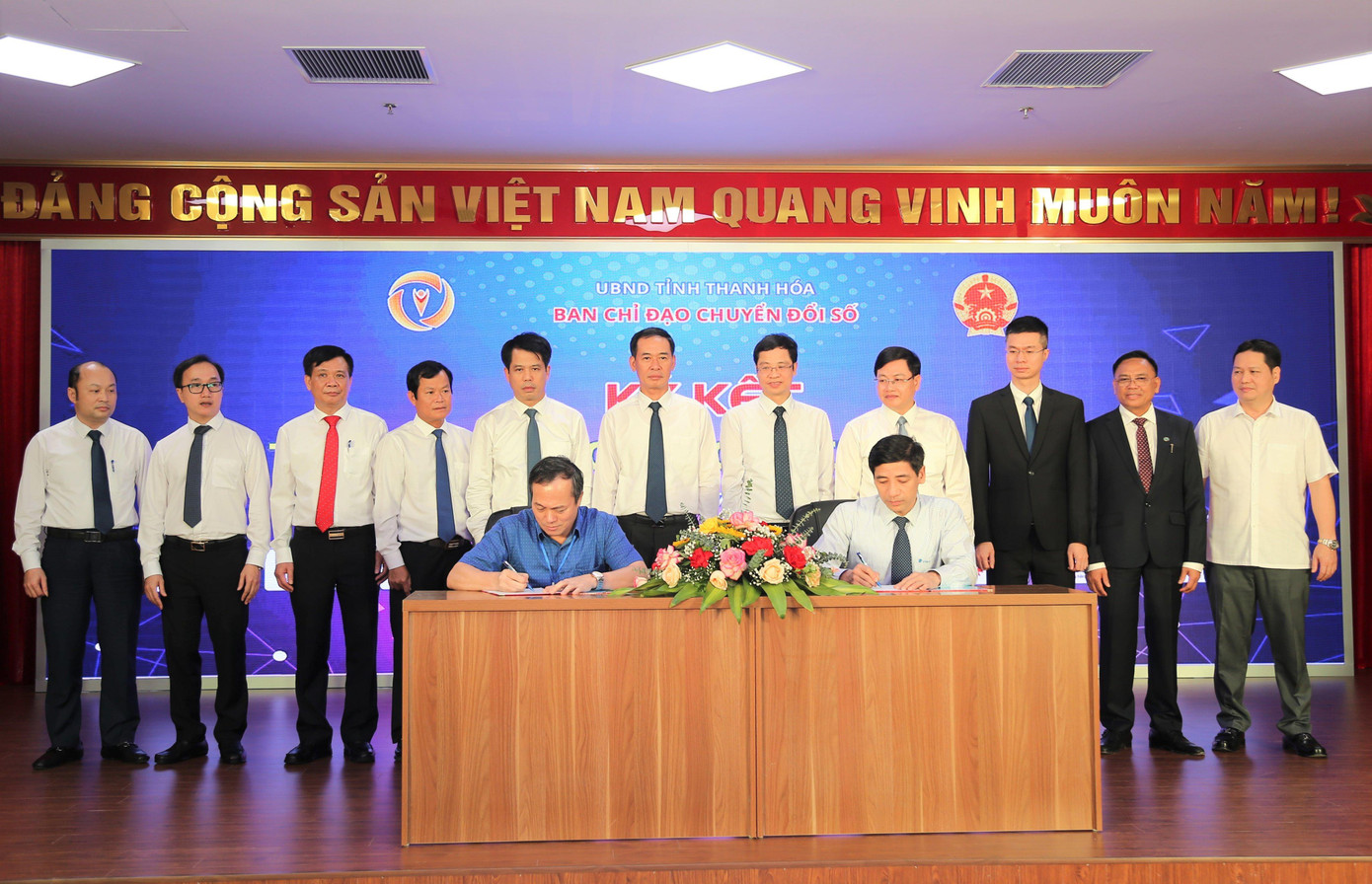 Các đại biểu chứng kiến, tham gia ký biên bản hợp tác về Chuyển đổi số