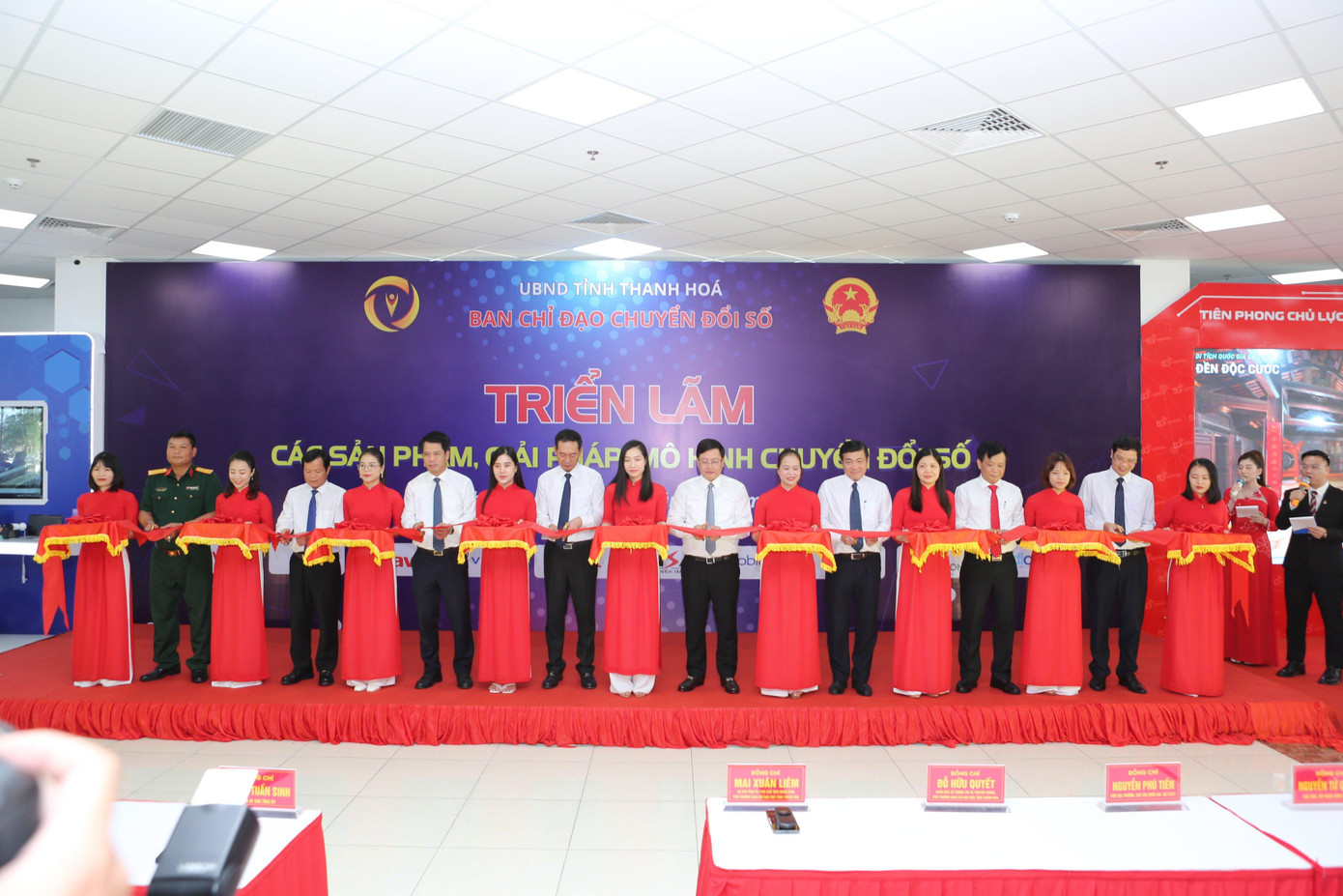 Các đại biểu cắt băng khai mạc triển lãm