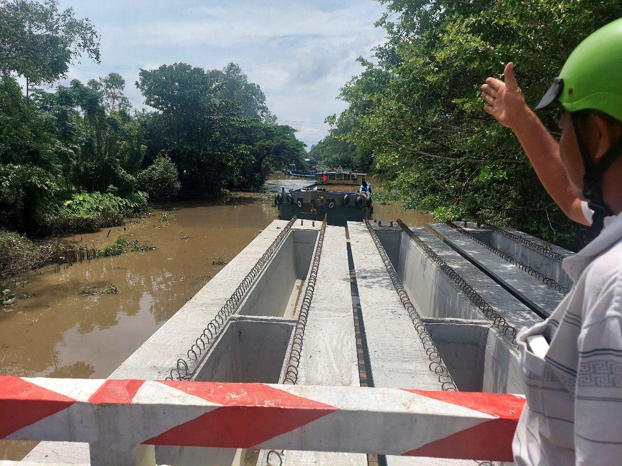 Lòng sông nhỏ hẹp nên khi gặp các tàu ngược chiều, các tàu chở vật liệu phải nằm chờ