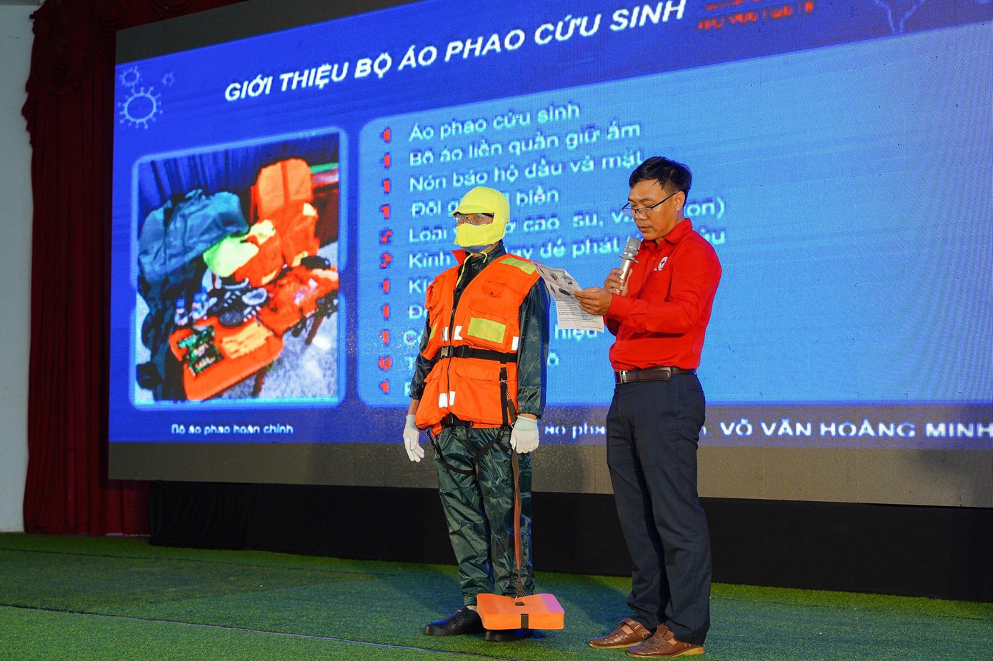 Thông tin hướng dẫn cách sử dụng bộ áo phao trong tình huống khẩn cấp cũng được Hội Chữ thập đỏ Việt Nam phổ biến kỹ lưỡng tới từng ngư dân