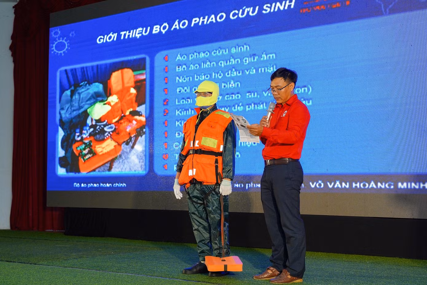 Thông tin hướng dẫn cách sử dụng bộ áo phao trong tình huống khẩn cấp cũng được Hội Chữ thập đỏ Việt Nam phổ biến kỹ lưỡng tới từng ngư dân