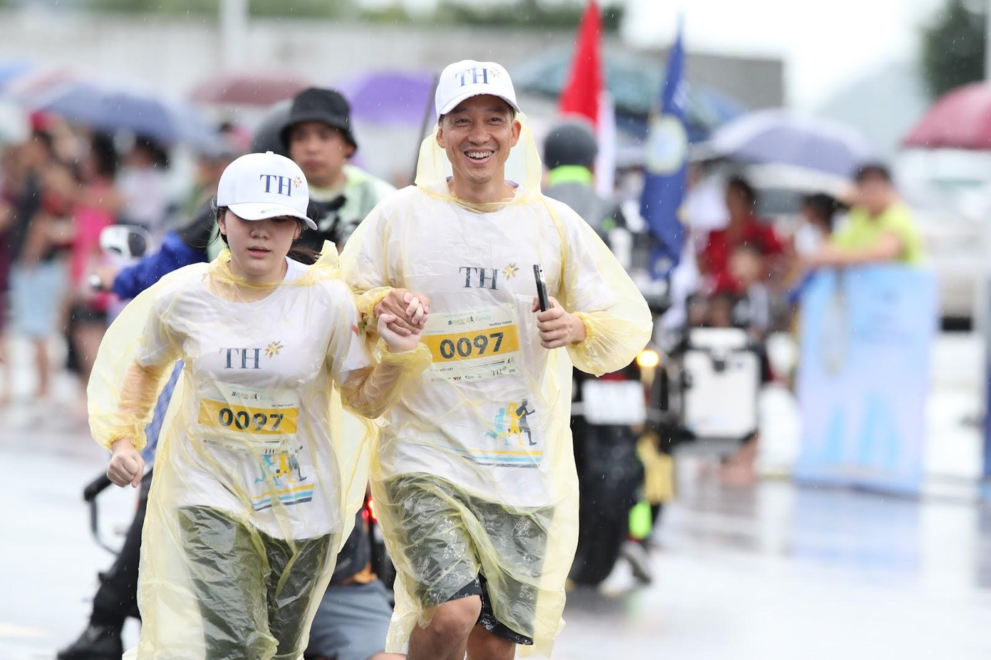 Runner nhí cùng bố mẹ rất hào hứng khi tham gia nội dung chạy S-Race Family Runner nhí cùng bố mẹ rất hào hứng khi tham gia nội dung chạy S-Race Family