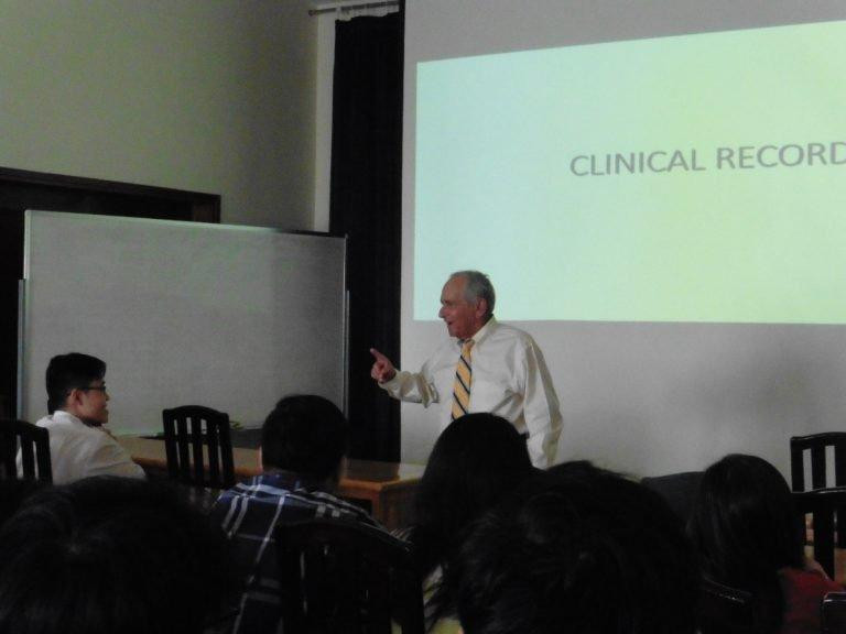 Giáo sư Peter Singer giảng dạy sinh viên trường Đại học Tân Tạo.