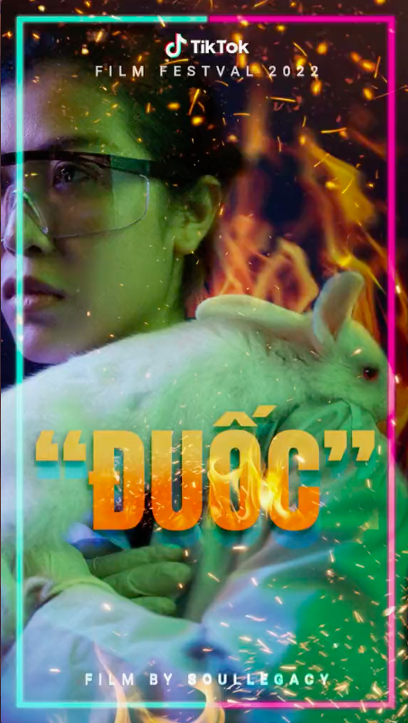 Màu sắc tương phản trên tấm poster Đuốc của tác giả @tee8eyebrows phần nào phản ánh tính chất bộ phim. Một tác phẩm lấy ý tưởng từ đại dịch, với câu chuyện của cô nghiên cứu sinh trong phòng thí nghiệm cùng gia đình bé nhỏ. Những cảm xúc dữ dội và sâu lắng khiến cho bất cứ ai dõi theo cũng được hồi tưởng về những ngày đỉnh dịch ở TP.HCM năm 2021, và đau đáu cho sự mất mát của hàng nghìn gia đình…