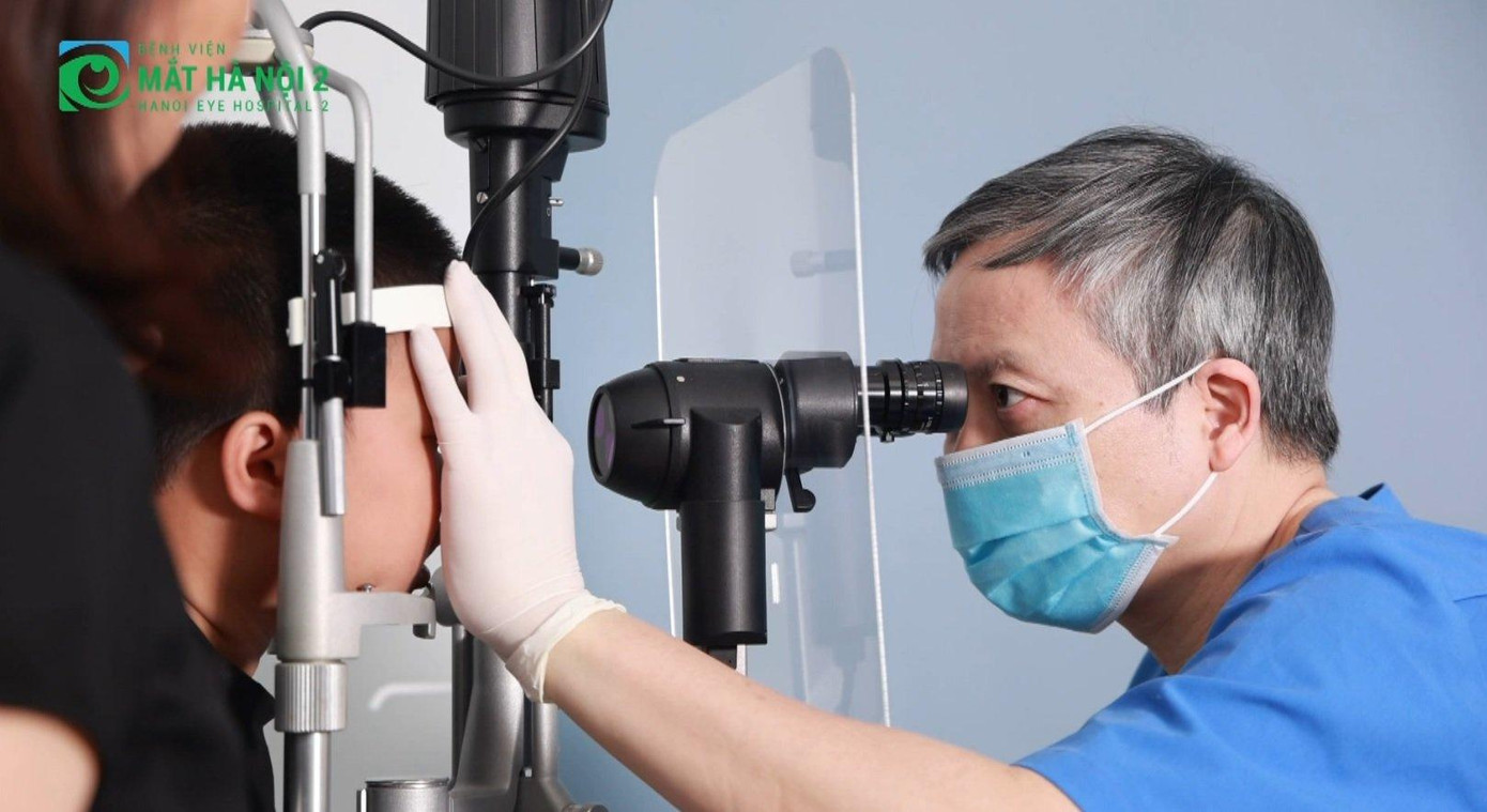 PGS. BS Nguyễn Đức Anh - Trưởng khoa khúc xạ Bệnh viện Mắt Hà Nội 2 khám mắt cho em Hoàng Bảo Sơn PGS. BS Nguyễn Đức Anh - Trưởng khoa khúc xạ Bệnh viện Mắt Hà Nội 2 khám mắt cho em Hoàng Bảo Sơn