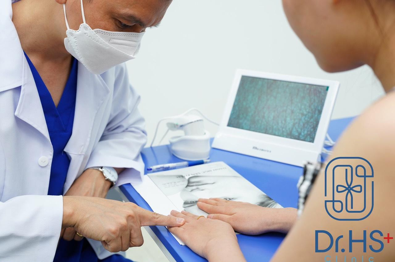 Bác sĩ phòng khám Da liễu Dr.Hs+ khám cho bệnh nhân Bác sĩ phòng khám Da liễu Dr.Hs+ khám cho bệnh nhân