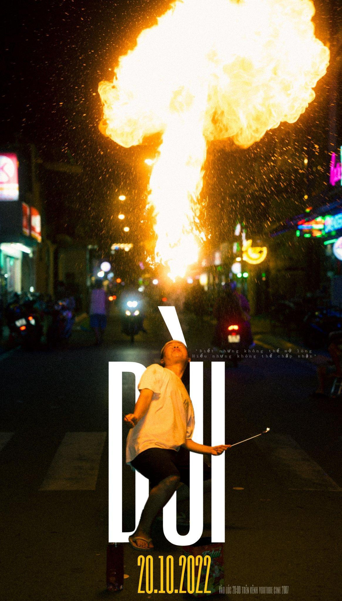 DÙI - @cine.2007 là một trong những tác phẩm được đánh giá cao trong cuộc thi làm phim ngắn của TikTok năm nay xoay quanh câu chuyện về hai anh em mồ côi xóm nghèo. Tái hiện một trong những bối cảnh trong bộ phim - phân cảnh nam chính thổi lửa trên đường phố, poster DÙI gây ấn tượng mạnh về thị giác.