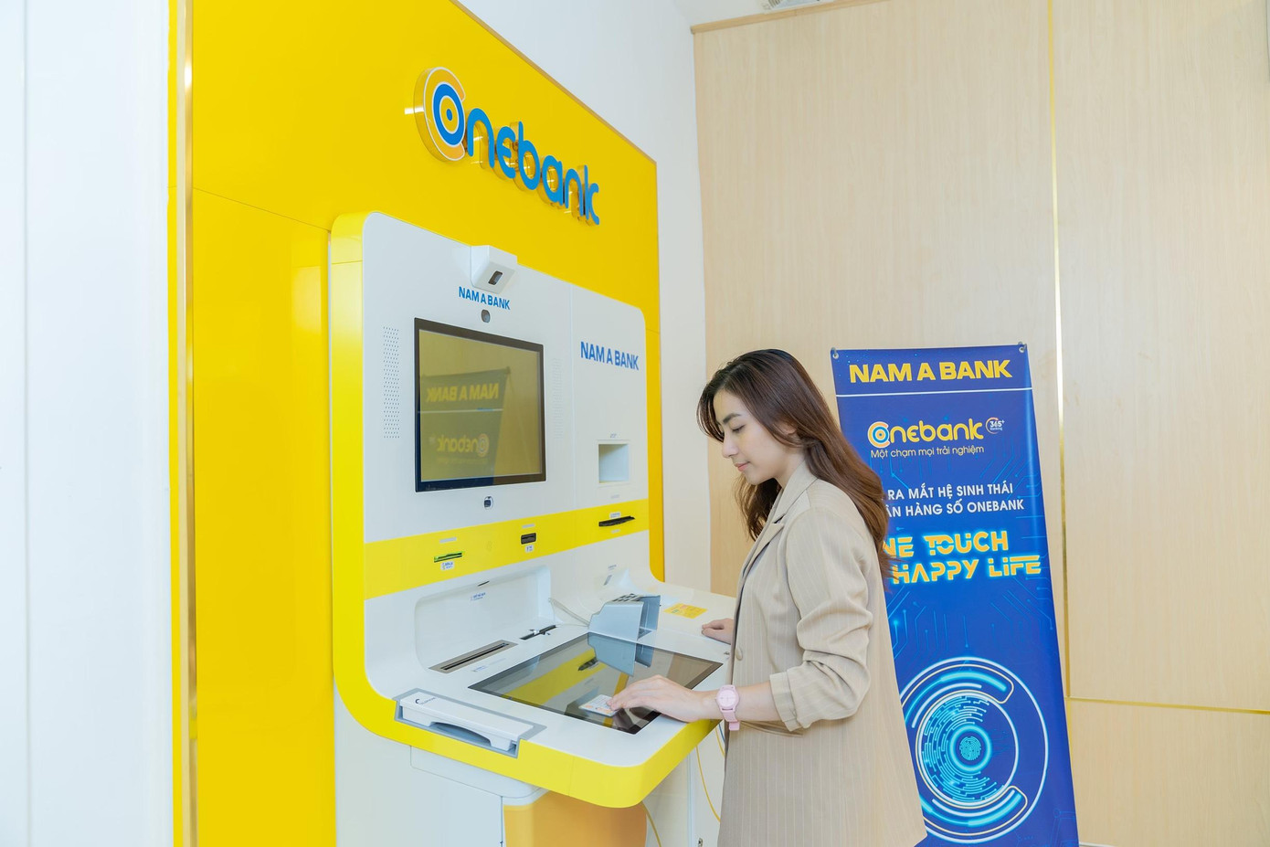 Ngoài ATM, khách hàng đã có thể lựa chọn thêm điểm giao dịch số ONEBANK. Ngoài ATM, khách hàng đã có thể lựa chọn thêm điểm giao dịch số ONEBANK.