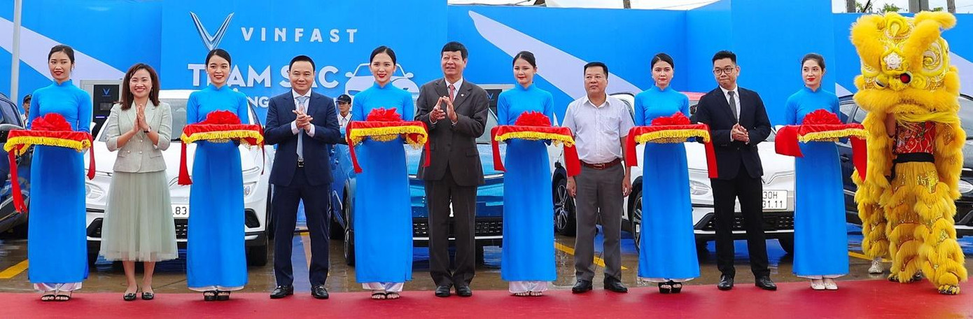 Lãnh đạo tỉnh Khánh Hòa, lãnh đạo Petrolimex và VinFast cắt băng khai trương trạm sạc xe điện VinFast tại Cửa hàng xăng dầu Petrolimex số 29, đường Trần Quý Cáp, phường Ninh Hiệp, thị xã Ninh Hòa, tỉnh Khánh Hòa vào sáng ngày 14/10/2022