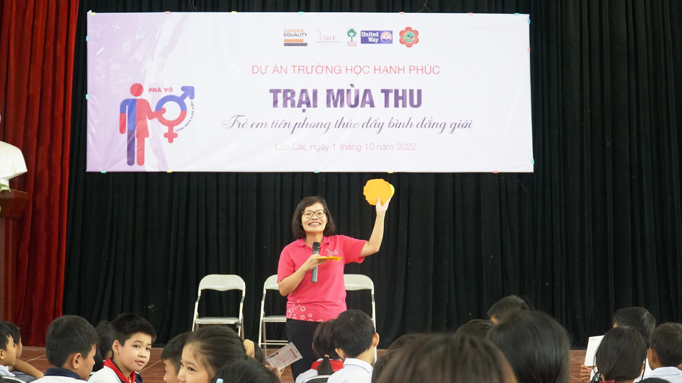 “Với mô hình Trại mùa thu này, Quỹ Vì Tầm Vóc Việt mong muốn tạo một không gian trải nghiệm cởi mở và sáng tạo; qua đó, các kiến thức cơ bản về giới và bình đẳng giới trở nên dễ hiểu, gần gũi và cuốn hút hơn với các em học sinh tiểu học. Hôm nay, chúng tôi thật sự hạnh phúc khi thấy các em đã sẵn sàng để phá vỡ vòng tròn định kiến trong chính bản thân và gia đình mình” – chị Trần Hồng Điệp, Phó Giám đốc VSF phát biểu bế mạc.