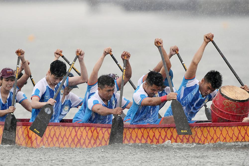 Bơi chải thuyền rồng là bộ môn thể thao đòi hỏi cả sức khoẻ cá nhân và sự phối hợp nhịp nhàng, khéo léo của cả đội. Các đội thi đấu trên cự ly 500 mét (quay đầu 250m), mỗi thuyền có 12 tay chèo. Trời đổ mưa khá lớn tăng thêm thách thức cho các tay chèo.