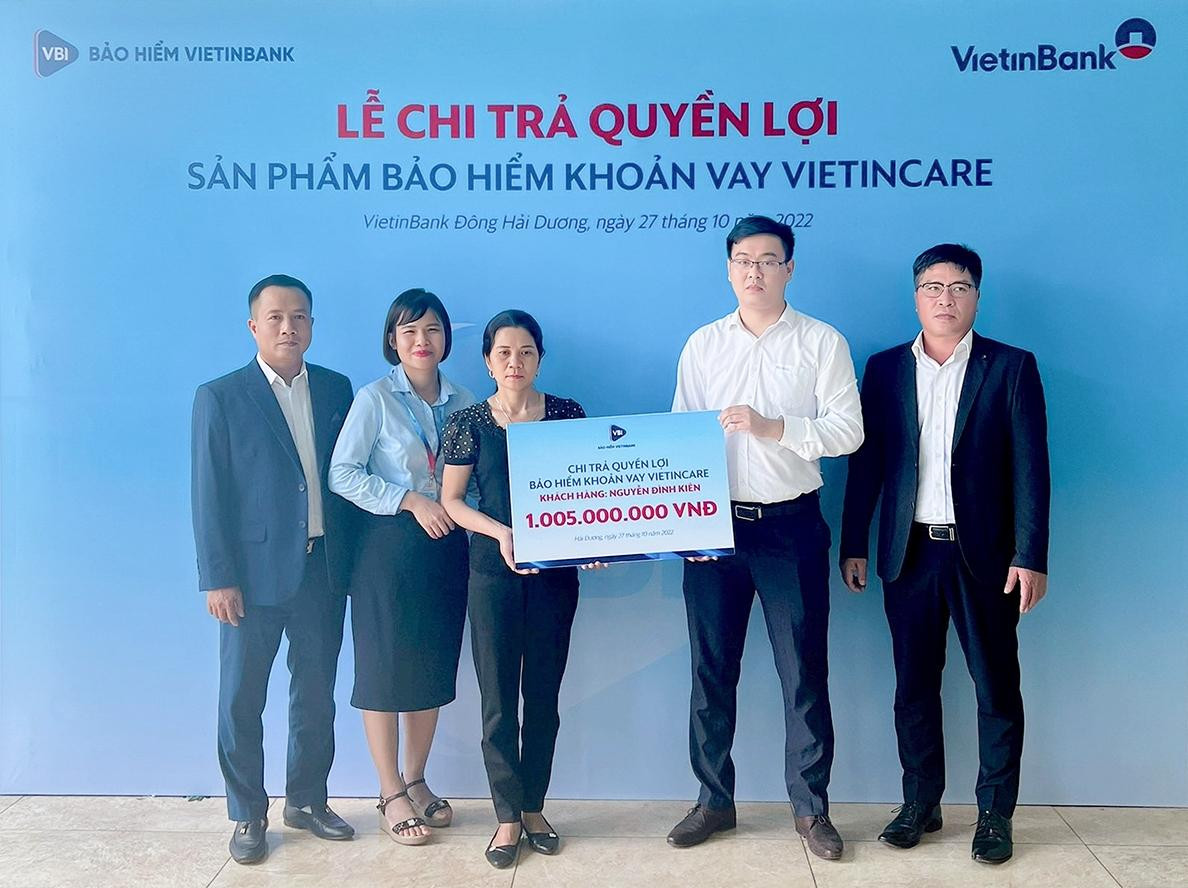Đại diện Bảo hiểm VietinBank - VBI và Ngân hàng VietinBank chi nhánh Đông Hải Dương chi trả số tiền hơn 1 tỷ đồng cho gia đình khách hàng Nguyễn Đình Kiên tham gia Bảo hiểm Khoản vay VietinCare