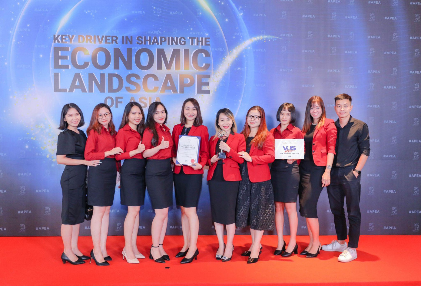 Đội ngũ VUS tại lễ trao giải Thương hiệu truyền cảm hứng Châu Á 2022