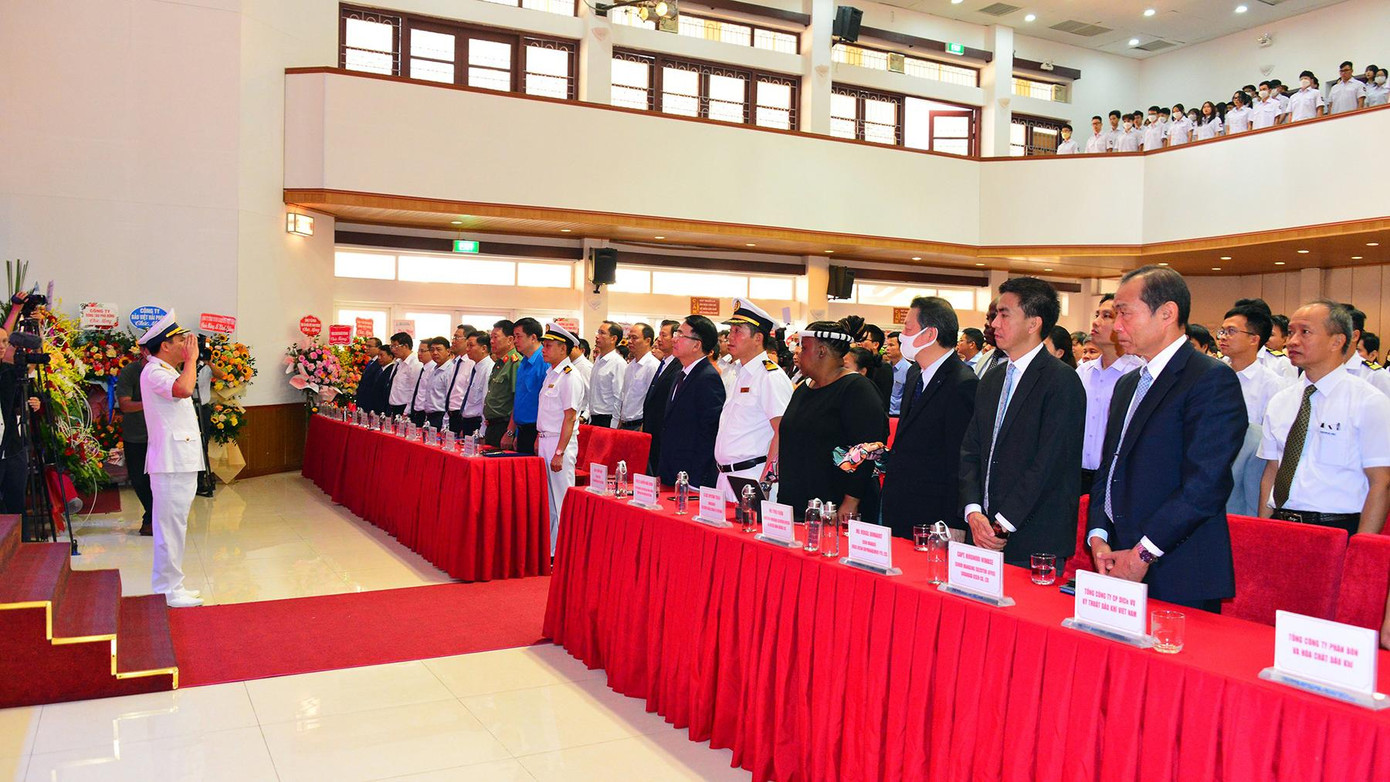 Các đại biểu và sinh viên dự lễ khai giảng Đại học Hàng hải Việt Nam năm học 2022-2023