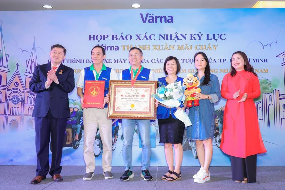 “Chuyến đi của thanh xuân” được xác nhận kỷ lục “Hành trình bằng xe máy đi qua các biểu tượng của TP. Hồ Chí Minh có số lượng người trung & cao niên tham gia đông nhất Việt Nam” “Chuyến đi của thanh xuân” được xác nhận kỷ lục “Hành trình bằng xe máy đi qua các biểu tượng của TP. Hồ Chí Minh có số lượng người trung & cao niên tham gia đông nhất Việt Nam”
