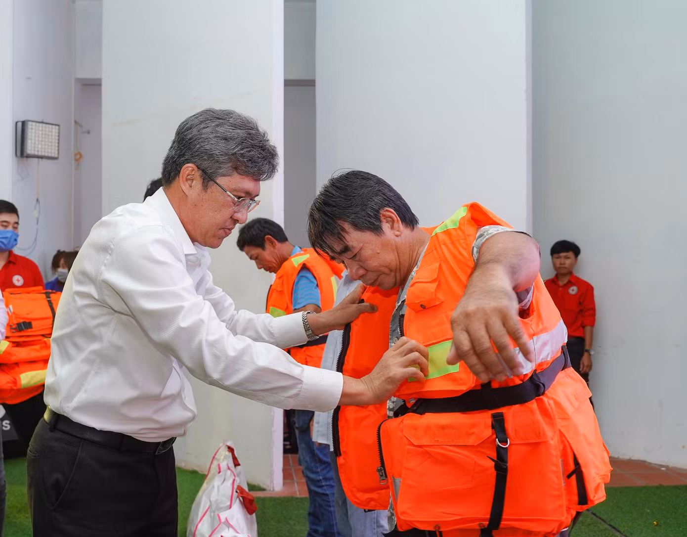 Ông Nguyễn Minh - Tỉnh ủy viên, Phó Chủ tịch UBND tỉnh Bình Thuận trao áo phao cho ngư dân nghèo