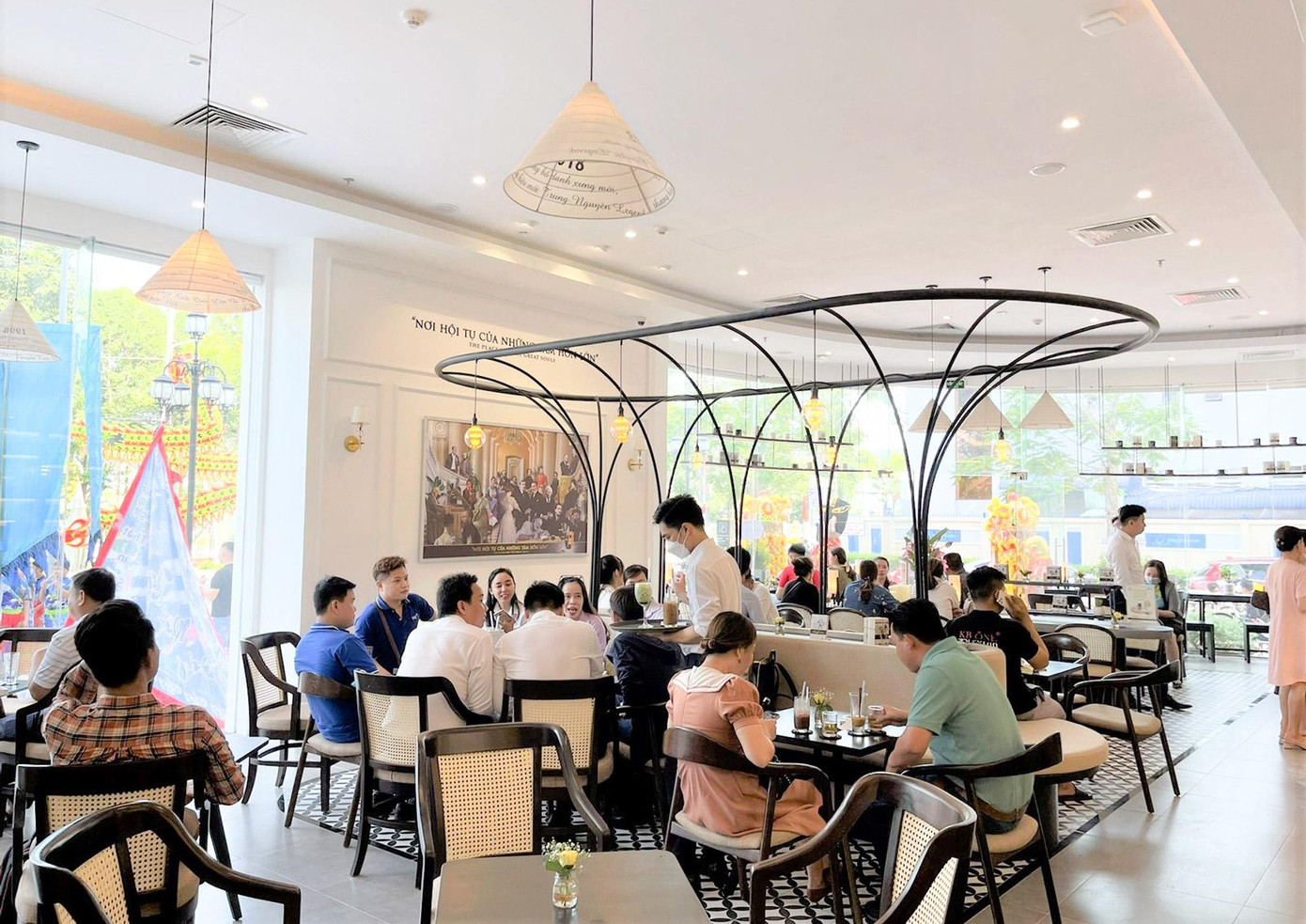 Không chỉ là nơi thưởng lãm những ly cà phê năng lượng tuyệt ngon, không gian Trung Nguyên Legend còn cung ứng những giấc mơ với những câu nói truyền cảm hứng của các danh vĩ nhân. Không chỉ là nơi thưởng lãm những ly cà phê năng lượng tuyệt ngon, không gian Trung Nguyên Legend còn cung ứng những giấc mơ với những câu nói truyền cảm hứng của các danh vĩ nhân.