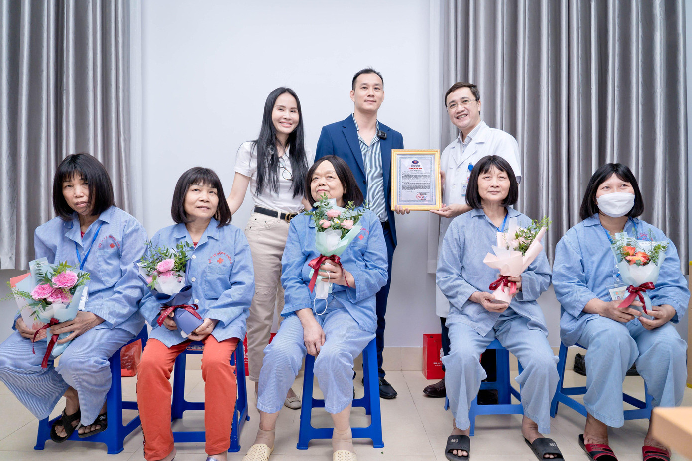 Lãnh đạo bệnh viện K trao tặng thư cảm ơn cho VNS Group