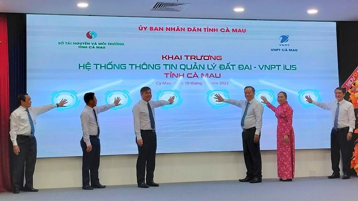 Các đại biểu nhấn nút khai trương hệ thống thông tin quản lý đất đai VNPT – iLIS