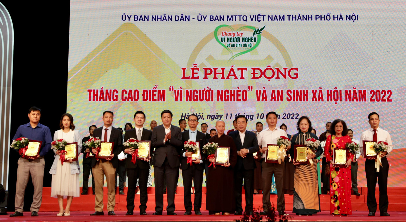 Ông Đỗ Vinh Quang – Phó Chủ tịch HĐQT Tập đoàn T&T Group (thứ tư từ trái sang) nhận bằng vinh danh của UBND - Ủy ban MTTQ Việt Nam thành phố Hà Nội vì những đóng góp tích cực trong công tác giảm nghèo và an sinh xã hội của thành phố. Ông Đỗ Vinh Quang – Phó Chủ tịch HĐQT Tập đoàn T&T Group (thứ tư từ trái sang) nhận bằng vinh danh của UBND - Ủy ban MTTQ Việt Nam thành phố Hà Nội vì những đóng góp tích cực trong công tác giảm nghèo và an sinh xã hội của thành phố.