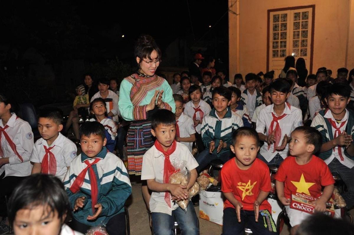 Trong trang phục dân tộc, nữ doanh nhân thăm nom học sinh và bà con miền núi