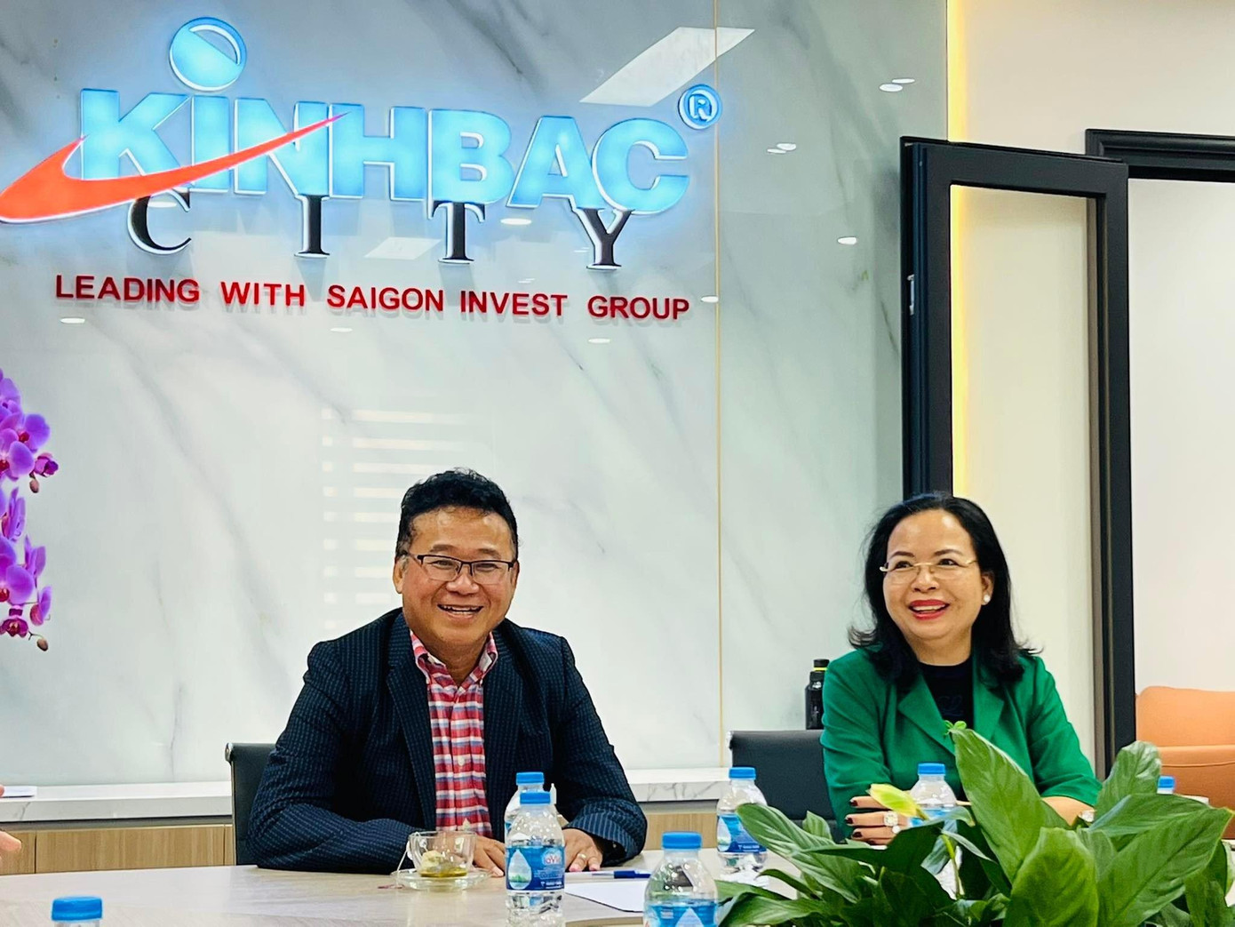 Ban lãnh đạo KBC trao đổi với đối tác trong tháng 10/2022