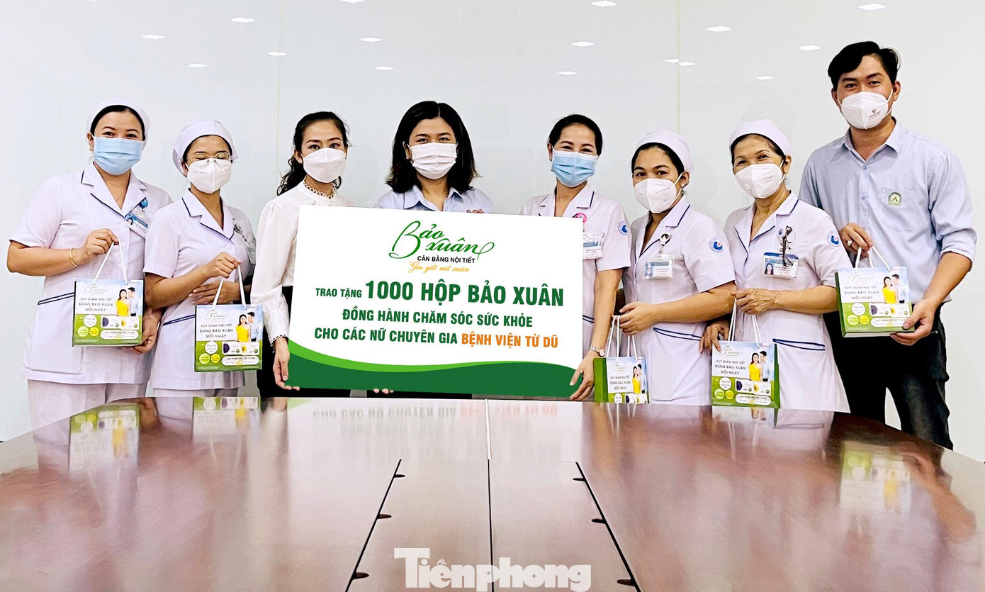 Nhãn hàng Bảo Xuân tặng 1000 hộp Bảo Xuân cho y bác sĩ Bệnh viện Từ Dũ