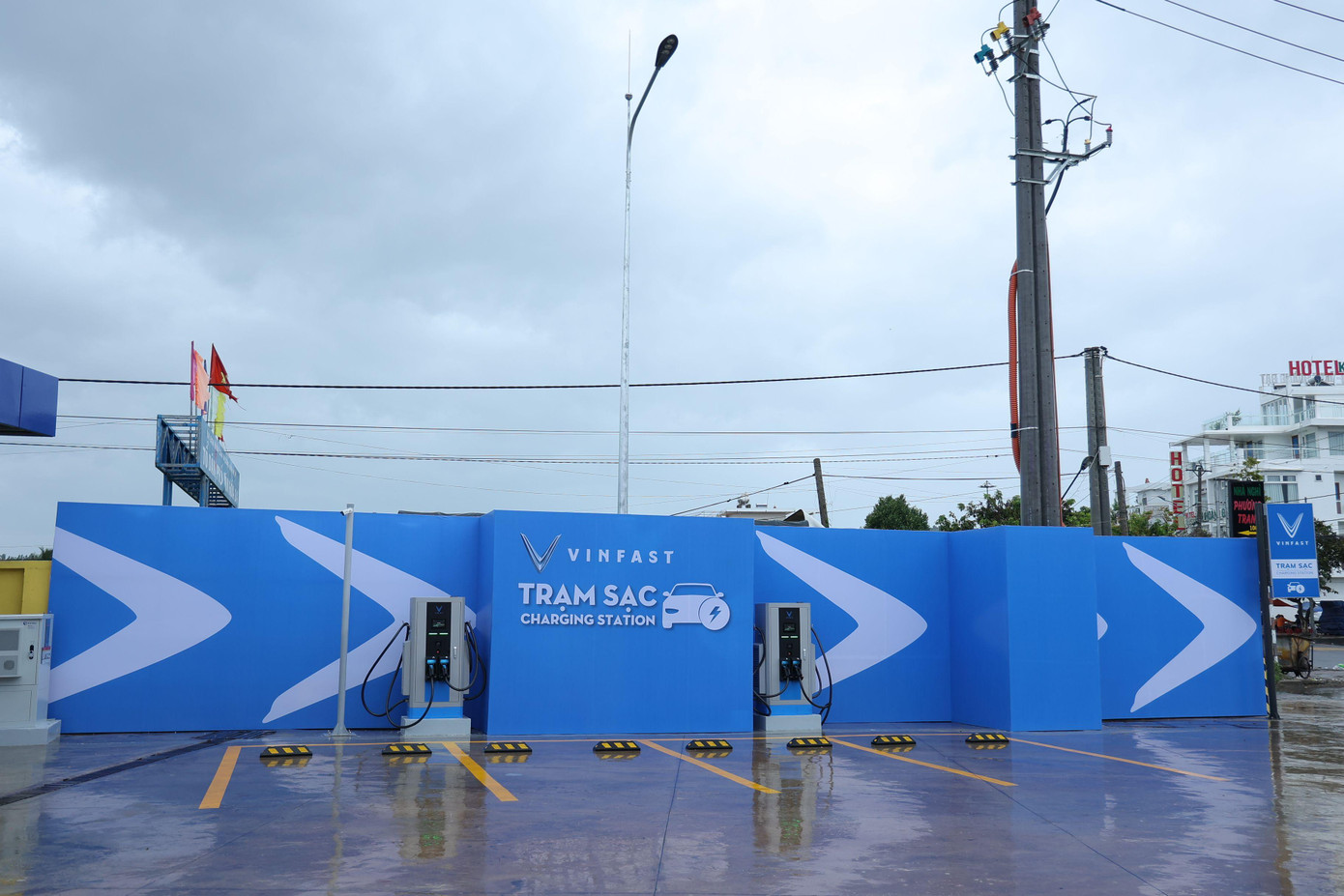 Tất cả các trạm sạc đều có vị trí đẹp, dễ tiếp cận trên các tuyến quốc lộ, tỉnh lộ nhằm mang đến sự tiện lợi, an tâm và trải nghiệm xuyên suốt cho khách hàng sử dụng ô tô điện.