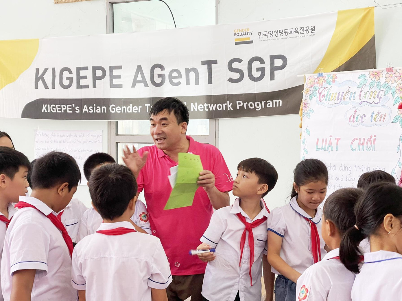 “Tôi thấy rất vui khi các em học sinh của mình tự tin, cởi mở chia sẻ các quan điểm về bình đẳng nam nữ. Nhiều khi người lớn chúng ta vẫn nghĩ trẻ con không biết gì nhưng rõ ràng thông qua các hoạt động sáng nay, các em đã thể hiện mình hoàn toàn có thể tiên phong thúc đẩy bình đẳng giới nếu được tin tưởng, hỗ trợ và khuyến khích” – thầy Đoàn Văn Chữ, Hiệu trưởng trường Tiểu học Bản Lầu chia sẻ. Trực tiếp tham gia trang trí gian trò chơi và điều hành chương trình là hơn 10 giáo viên của trường. Đây là những thầy, cô đã tham gia khóa tập huấn “Nhạy cảm giới trong giảng dạy” do VSF tổ chức vào tháng 7 vừa qua. Trại mùa thu là cơ hội để các thầy, cô thực hành những kiến thức và kỹ năng đã học để tổ chức các hoạt động truyền thông cho nhóm học sinh nòng cốt.