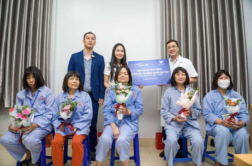Đại diện VNS Group trao tặng 50 mái tóc giả cho bệnh nhân ung thư tại Viện K