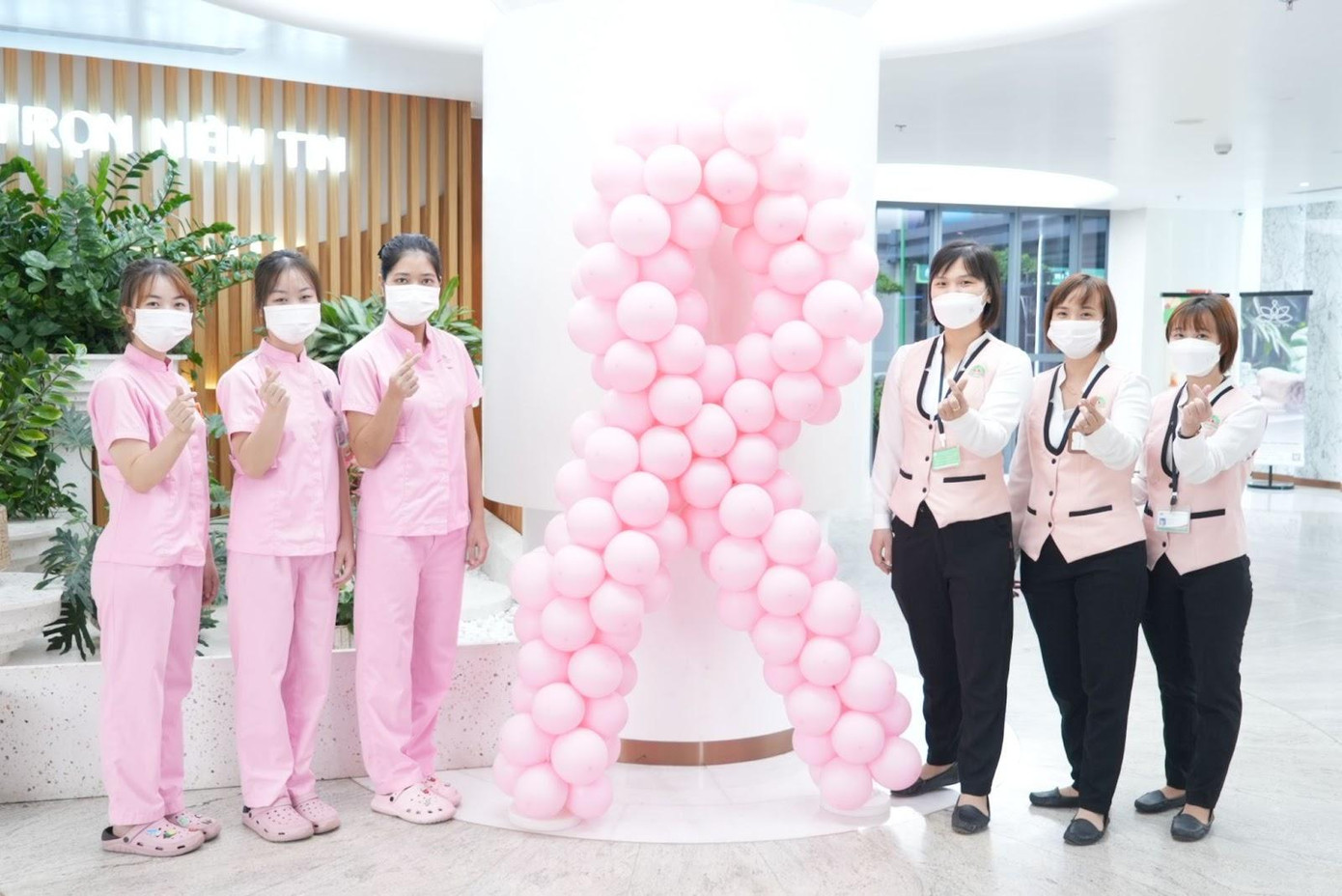 Sắc hồng tươi tắn bao phủ sảnh bệnh viện Hồng Ngọc