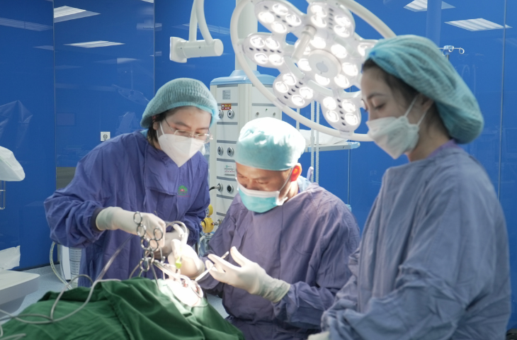 Phẫu thuật nội soi loại bỏ xương mỏm trâm dài 4cm