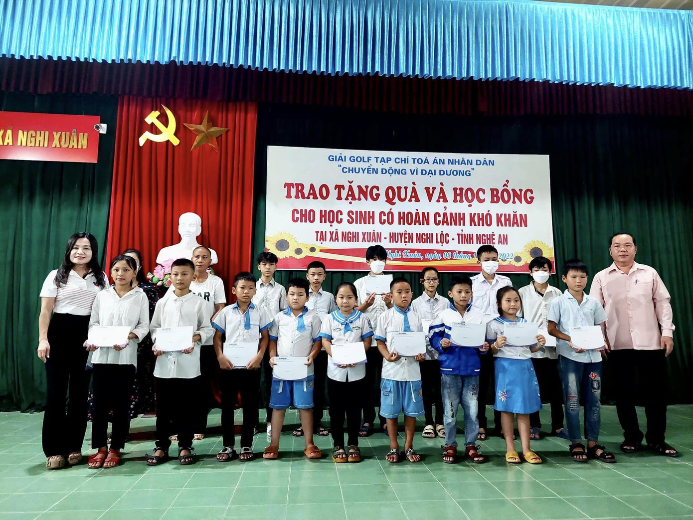 Chiều ngày 08/10/2022, Ban tổ chức Giải Golf Tạp chí Tòa án nhân dân đã tổ chức trao tặng quà cho học sinh nghèo, hoàn cảnh khó khăn tại các xã Nghi Quang, Nghi Thiết, Nghi Xuân (huyện Nghi Lộc), xã Kim Liên (huyện Nam Đàn), tỉnh Nghệ An. Chiều ngày 08/10/2022, Ban tổ chức Giải Golf Tạp chí Tòa án nhân dân đã tổ chức trao tặng quà cho học sinh nghèo, hoàn cảnh khó khăn tại các xã Nghi Quang, Nghi Thiết, Nghi Xuân (huyện Nghi Lộc), xã Kim Liên (huyện Nam Đàn), tỉnh Nghệ An.