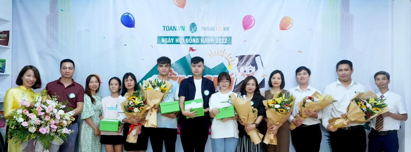 Thầy cô TOAN.VN tặng hoa tri ân phụ huynh, học sinh tiêu biểu Thầy cô TOAN.VN tặng hoa tri ân phụ huynh, học sinh tiêu biểu