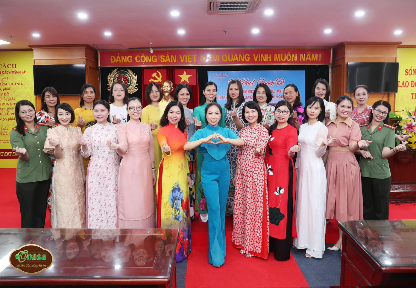 Sự thanh lịch của người phụ nữ được gây dựng cả từ hình thể đến khí chất toát ra bên ngoài Sự thanh lịch của người phụ nữ được gây dựng cả từ hình thể đến khí chất toát ra bên ngoài