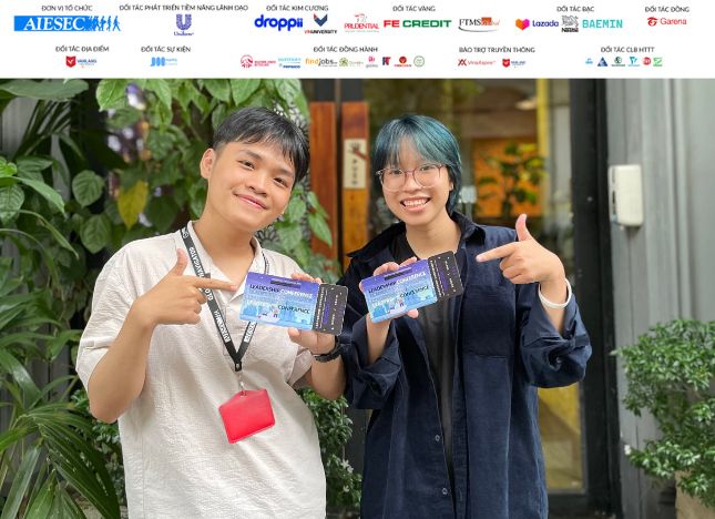 Hình ảnh các bạn trẻ háo hức cầm trên tay tấm vé tham gia Hội nghị Lãnh đạo Trẻ 2022 Hình ảnh các bạn trẻ háo hức cầm trên tay tấm vé tham gia Hội nghị Lãnh đạo Trẻ 2022